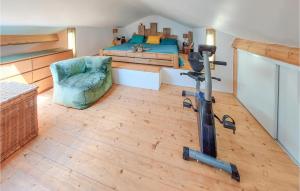Maisons de vacances Gorgeous Home In Francheville With Wifi : photos des chambres