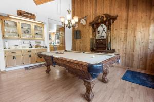 Mount Bearadise - Located in a beautiful quiet area of Big Bear City! Pool Table and Arcade Games!