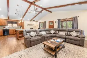 Moose Tracks Lodge - Forest and mountain views! Smart TV with streaming app and Game Room! - Baldwin Lake