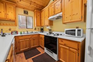 Moonridge Heaven - Cozy cabin with beautiful rock wood burning fireplace!