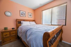 Moonridge Heaven - Cozy cabin with beautiful rock wood burning fireplace!