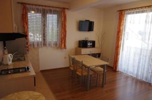 Apartments with parking space Igrane, Makarska - 13535