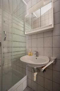 Apartments with parking space Vir - 20147