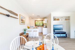 Wreck Beach Cottage 1 Flannel Flower Fairway close to the beach