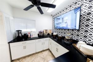 230 Fully Furnished 1BR Suite-Prime Location