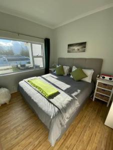 Tranquil Waterfront Hideaway with Stunning Views