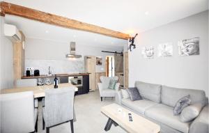Maisons de vacances Beautiful Home In Fourques With Kitchen : photos des chambres