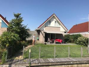 obrázek - Villa aan water Sneekermeer Terherne met fietsen.