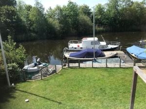 Villa aan water Sneekermeer Terherne met fietsen.
