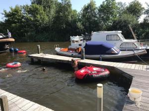 Villa aan water Sneekermeer Terherne met fietsen.