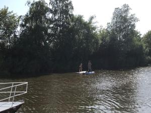 Villa aan water Sneekermeer Terherne met fietsen.