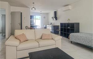 Maisons de vacances 2 Bedroom Amazing Home In Saint-denis-dolron : photos des chambres