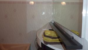 Studio résidence BONA, vue hippodrome et mer, clim