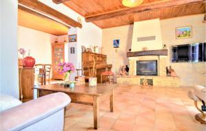 Maisons de vacances Beautiful Home In Suze La Rousse With Outdoor Swimming Pool, Wifi And 3 Bedrooms : photos des chambres