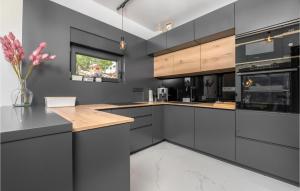 Lovely Home In Labin With Wifi