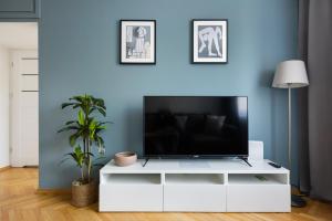 Nowogrodzka Grey Apartment by BookingHost