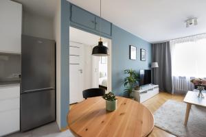 Nowogrodzka Grey Apartment by BookingHost