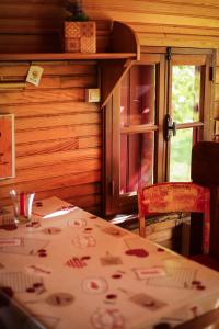 Campings la Pangee roulottes hebergement insolites : photos des chambres