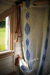 Campings la Pangee roulottes hebergement insolites : photos des chambres