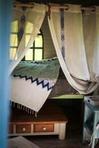Campings la Pangee roulottes hebergement insolites : photos des chambres