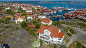 Lägenhet med havsutsikt & uteplats i vårt hus på Käringön