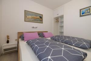 Apartments Lovorik 