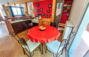 Maisons de vacances Amazing Home In Francheville With Wifi And 5 Bedrooms : photos des chambres
