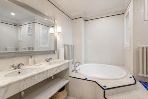 Balmes Apartment by Olala Homes