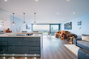 Beach View Breeze Family Holiday Home on the Shore