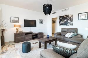 Sea view apartment with pool by Costarentals- Ref 219