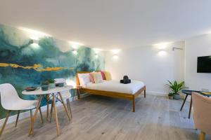 Island Studio with on-site parking