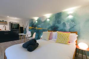 Island Studio with on-site parking