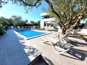 CROWONDER Sun Dance Apartments with Heated Swimming Pool Seaview and Garden