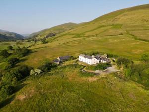 Romantic Snowdonia Cottage with Hot tub, sea & mountain views