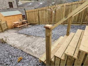 Sunshine Cottage Tideswell, Games room included.