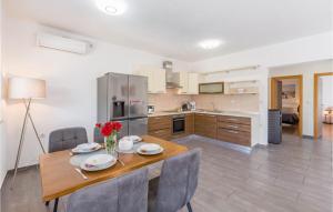 Stunning Home In Vrecari With Kitchen 