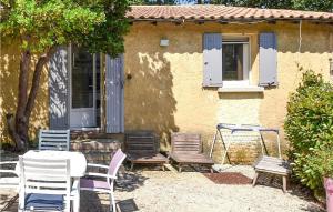 Maisons de vacances Awesome Home In Sablet With Outdoor Swimming Pool, Wifi And 1 Bedrooms : photos des chambres