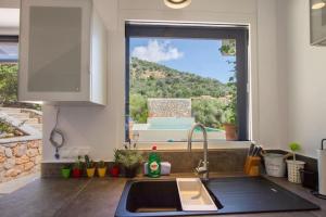 Villa Arkoudi - Enjoy panoramic ocean views from a serene mountain setting