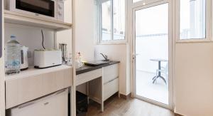 Well located studio 12 with kitchen and backyard