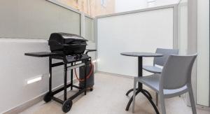 Well located studio 12 with kitchen and backyard