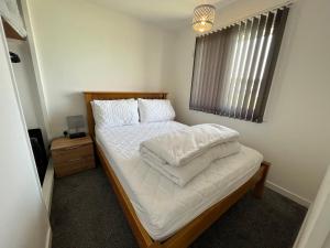 141 -Two bed Chalet on Sunbeach Holiday Park - Sleeps 6, pet friendly, FREE pool and entertainment passes included - plus WiFi with bedding and towels included - only 300m from the beach!