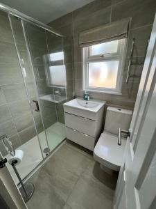 141 -Two bed Chalet on Sunbeach Holiday Park - Sleeps 6, pet friendly, FREE pool and entertainment passes included - plus WiFi with bedding and towels included - only 300m from the beach!