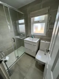 141 Sunbeach, Scratby - Two bed chalet, sleeps 6, FREE Wi-Fi and FREE entry in the onsite clubhouse and pet friendly - Scratby