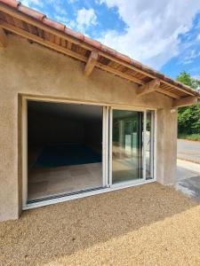 Maisons de vacances Gite Le Puy Martineau piscine privee interieure chauffee a 10 min du Puy du Fo : photos des chambres