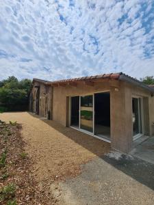 Maisons de vacances Gite Le Puy Martineau piscine privee interieure chauffee a 10 min du Puy du Fo : photos des chambres