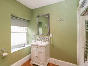 Happy Feet Cottage, Sleeps 6