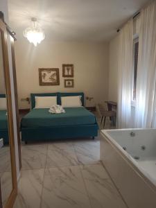 King Suite with Spa Bath room in Alle mura di San Giovanni
