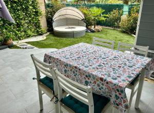 Joli studio climatisé avec Jardin dans résidence avec piscine