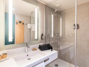 Hotels B&B HOTEL Lyon Nord 4 etoiles : Chambre Confort - 1 Lit Double et Canapé-Lit 2 Places - Non remboursable