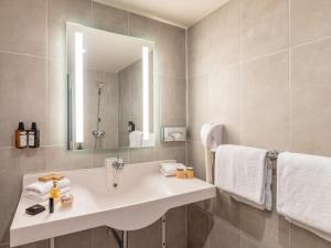 Hotels B&B HOTEL Lyon Nord 4 etoiles : Chambre Confort - 1 Lit Double et Canapé-Lit 2 Places - Occupation simple - Non remboursable